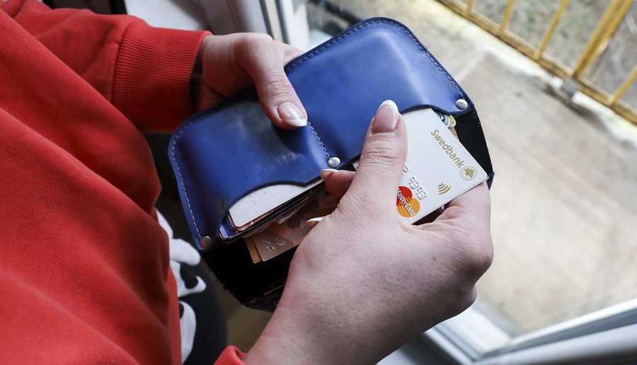 Опрос: за последний год половина жителей ни разу не посещала отделения банка - Экономика и бизнес