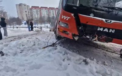 Авария автобуса в Вильнюсе: скользкая дорога или техническая неисправность - Происшествия и криминал