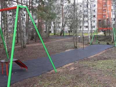 Детская канатная дорожка  и карусель еще не сданы в эксплуатацию (видео) - В Висагинасе