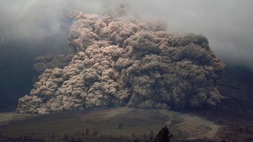 В Индонезии из-за извержения вулкана эвакуировали 200 тысяч человек