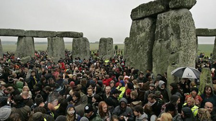 Рекордное число британцев встретило рассвет у Стоунхенджа - В Мире