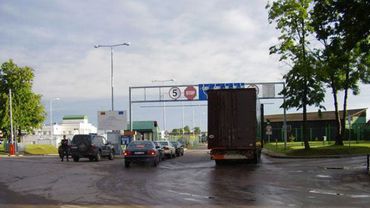 Очереди на границе с Россией не уменьшаются – россияне обыскивают автомобили литовцев