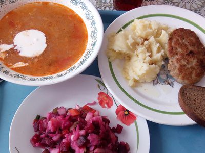 В школьных столовых детей стали приучать к недосолу и к цеппелинам без шкварок - В Висагинасе