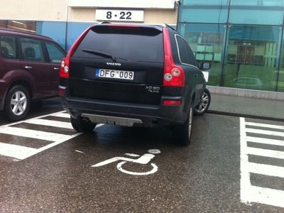 На парковке — со знаком «Инвалид»                 - Хобби, отдых и развлечения