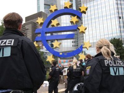 Рубини: спасение еврозоны может привести к развалу ЕС - В Мире