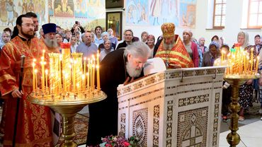 Митрополит Иннокентий преподнес в дар Висагинскому храму икону с мощами св. вмч. и Целителя Пантелеимона (видео)