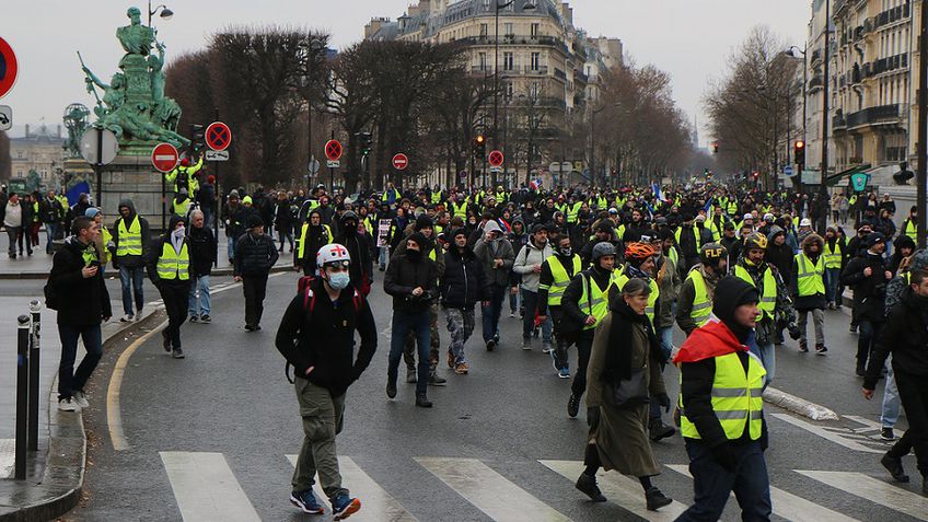 "Желтые жилеты" провели десятую акцию протеста во Франции