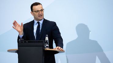 Vokietijos sveikatos apsaugos ministras mano, kad COVID-19 ribojimo priemonės galios ir žiemą