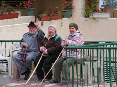 Правительство решило начать продление возраста выхода на пенсию с 2012 г. и оставить сниженными взносы в пенсионные фонды - Литва и страны Балтии