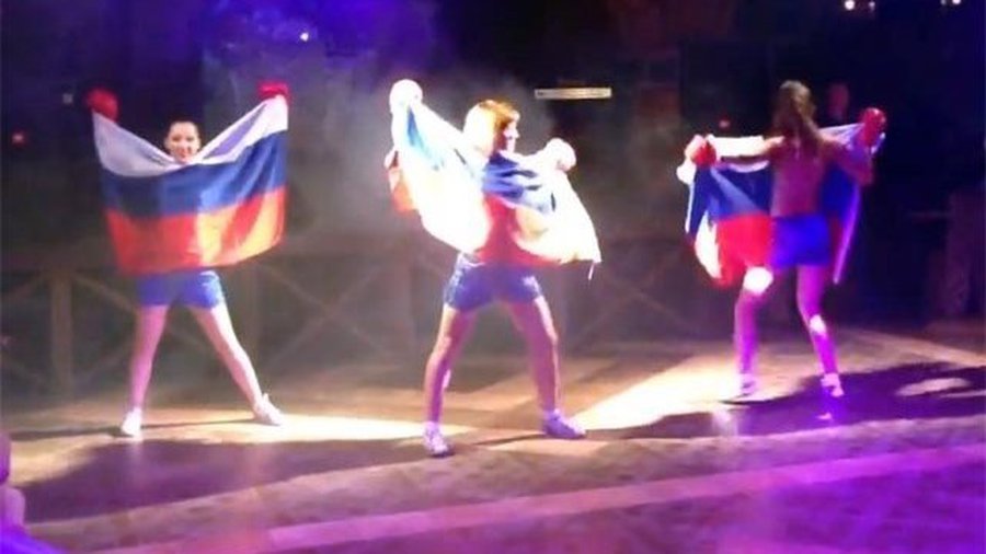 Стриптиз с триколором в Чебаркуле разгневал сторонников Путина - В Мире