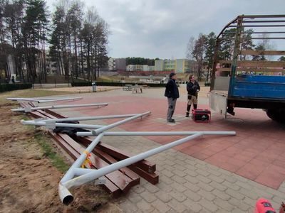 Начаты работы по ремонту навеса со скамейками - В Висагинасе