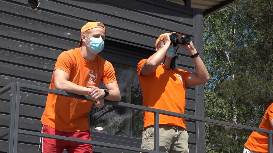 Купаться разрешается, но смельчаков пока мало (видео) - В Висагинасе