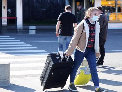 С понедельника в Литве придется изолироваться приезжим из большинства стран - В Мире
