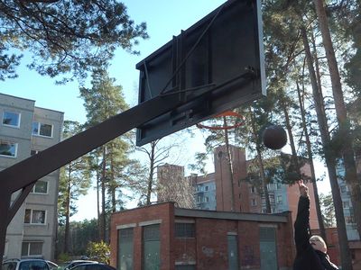 В Висагинасе выполнен ремонт баскетбольных площадок во дворах (видео) - В Висагинасе