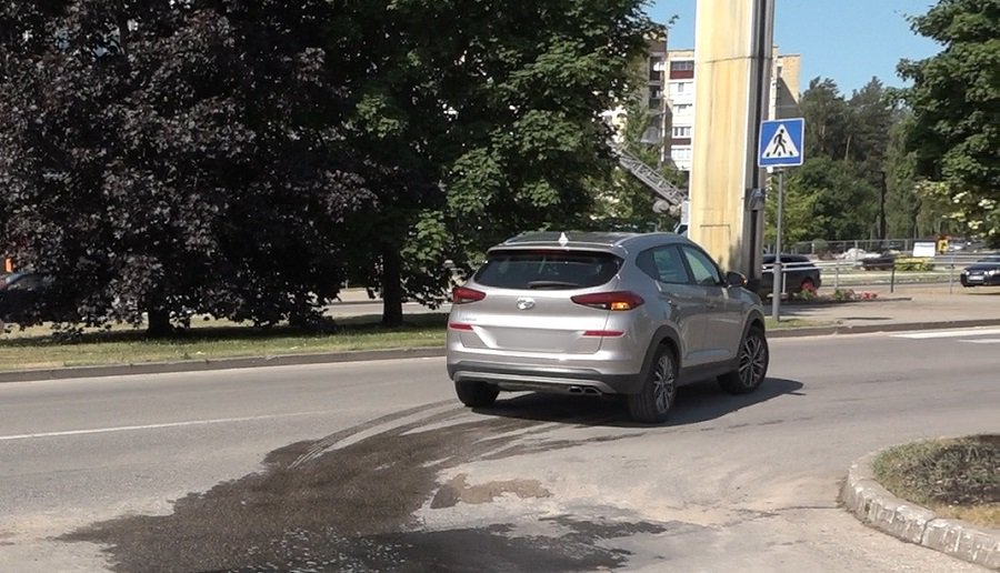 Наказывают ли водителей за пересечение "сплошной линии" если она стерлась и не видна? (видео) - В Висагинасе