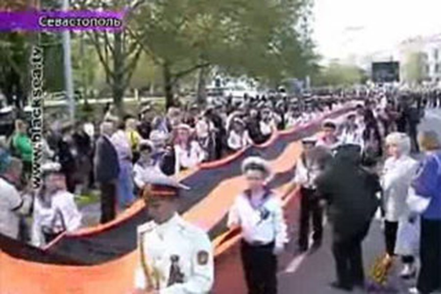 По центральной улице Севастополя пронесли георгиевскую ленту - Культурные и спортивные мероприятия