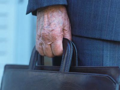 Как у пенсионеров снимают последнюю рубашку - Литва и страны Балтии