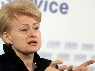 Президент: с 2012 года пенсии должны быть возвращены на уровень 2008 года - Литва и страны Балтии