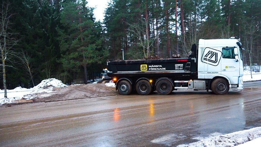 Кто отвечает за уборку грязи на дороге по ул. Яунистес после проезда грузовиков? - В Висагинасе