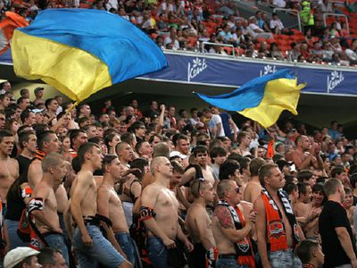 Неизвестные с криками "Валите в свою Голландию" разгромили накануне матча паб в Харькове - В Мире