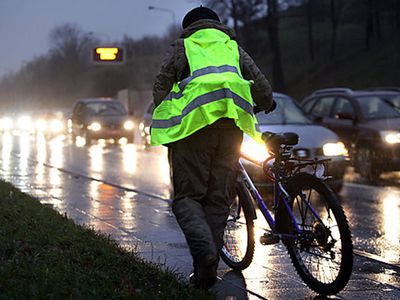 Kada dviračių vairuotojai privalo dėvėti šviesą atspindinčią liemenę? - Lietuva ir Baltijos šalys