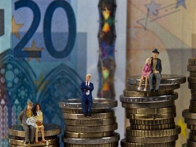 Наследников призывают обратиться за компенсациями за сниженные пенсии работавшим пенсионерам - Литва и страны Балтии