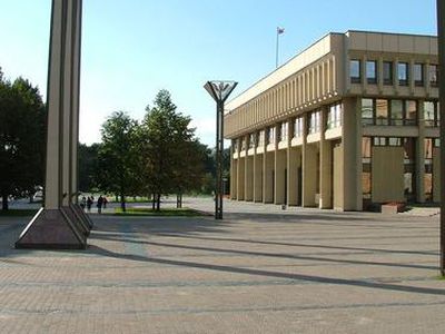 Полицейские, пожарные и другие служащие намерены и далее проводить акции протеста - Литва и страны Балтии