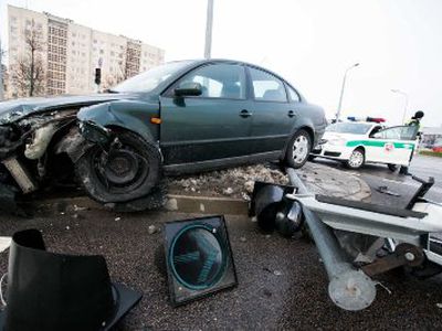 Po šventinės nakties vairuotojai Vilniuje vieną po kito išlaužė stulpus - Įvykiai ir kriminalas