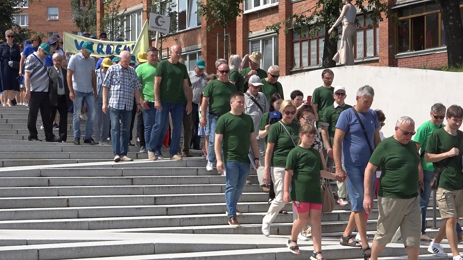 50-летие Висагинаса. Красочное  шествие от фонтана до площади Сантарвес (видео) - В Висагинасе