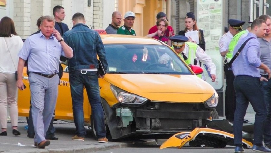Такси въехало в толпу людей в центре Москвы - В Мире