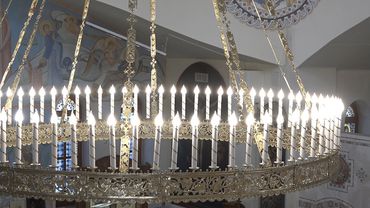 Православный храм украсило новое паникадило - церковная люстра (видео)