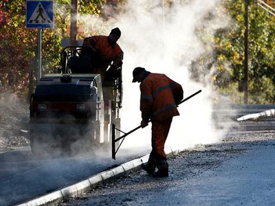 Работа с горячим асфальтом повышает риск развития рака - Наука и здоровье