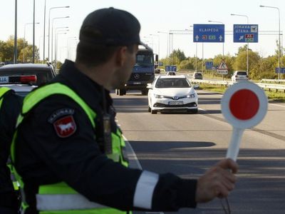 Сейм уточнил штрафы за выезд на встречную полосу движения - Литва и страны Балтии