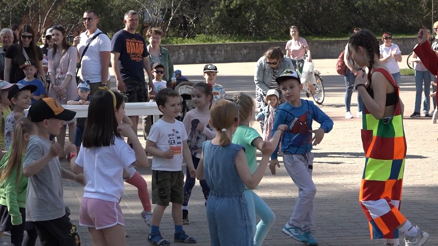 День семьи на площади Сантарвес прошел интересно и весело  (видео) - В Висагинасе
