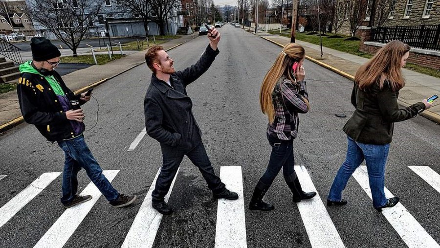 Пешеходов, пользующихся мобильными телефонами, будут штрафовать - Литва и страны Балтии