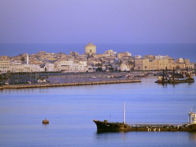 Ливия угрожает уничтожить танкер, который боевики наполняют нефтью - В Мире