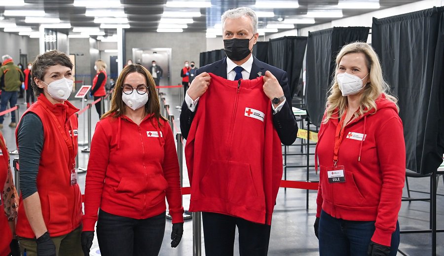 Г. Науседа намерен сделать прививку вакциной AstraZeneca - Литва и страны Балтии