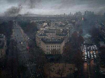 Власти Франции на фоне протестов ввели мораторий на цены на топливо - В Мире