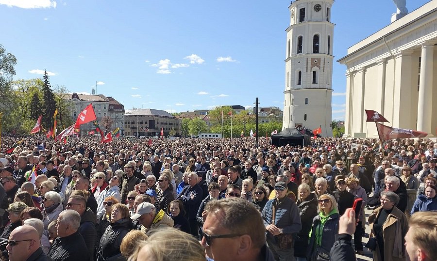 В Вильнюсе прошёл массовый митинг против планируемого расширения налога на недвижимость. - Литва и страны Балтии