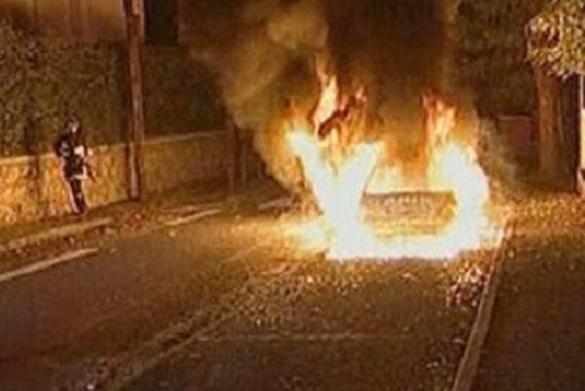 В новогоднюю ночь в Париже и его пригородах сожгли около 350 автомобилей