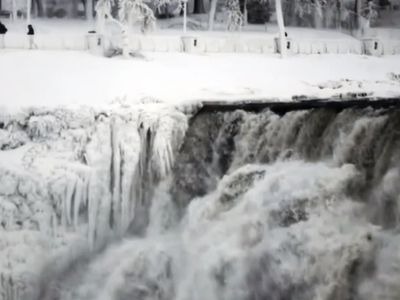 Шутки природы в США: Ниагарский водопад замёрз впервые за 100 лет - В Мире