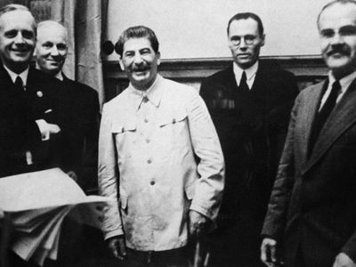 Латвийские  «антиглобалисты»  снова осудили пакт Молотова-Риббентропа - Литва и страны Балтии