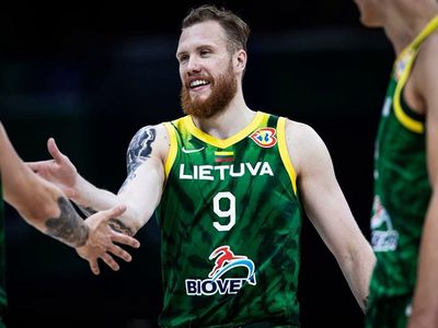 Сборная Литвы по баскетболу одержала победу над командой США со счетом 110:104 - Литва и страны Балтии