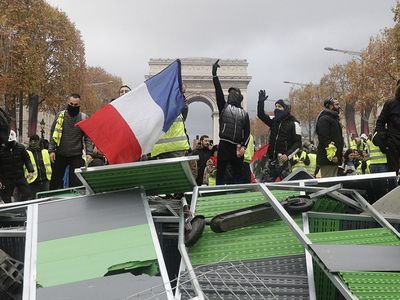 СМИ: во время акции "желтых жилетов" на Елисейских полях полиция задержала 13 человек - В Мире