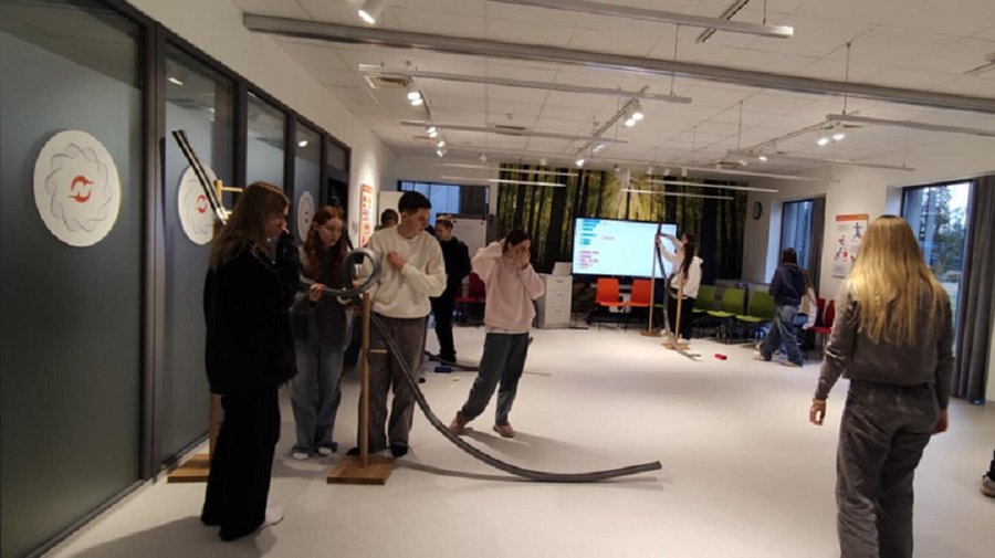 В комнате Ньютона занимались и соревновались гимназисты «Атгимимо» и «Вердянес» - В Висагинасе