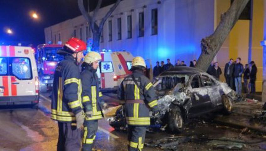 
Šalia Klaipėdos dramos teatro per kraupią BMW avariją užsimušė du jaunuoliai, vairuotojas sužalotas