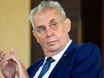 Президент Чехии Милош Земан публично сжег на костре красные трусы - В Мире