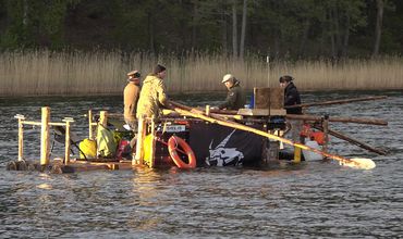 Висагинцы на пути к рекорду: 555 км на плоту от Палуше до Балтийского моря (видео)