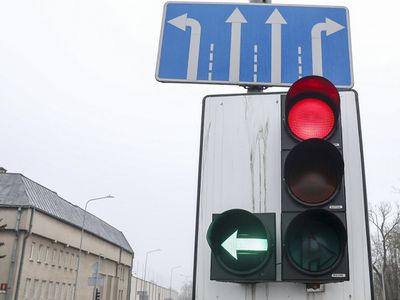 Министр и генкомиссар обещают вернуть таблички с зелеными стрелками с завтрашнего дня - Литва и страны Балтии
