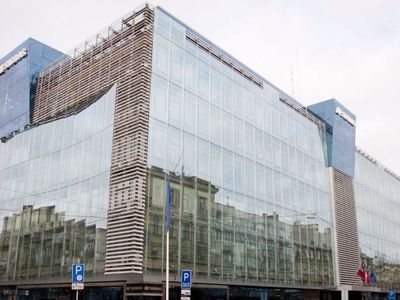 Здание головного офиса банка Snoras приобрёл китайский бизнесмен - Экономика и бизнес